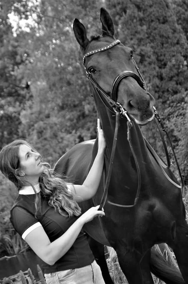 About us Suzanne Veldjesgraaf with Horse Dark Diva